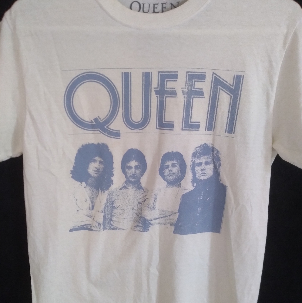 OFFICIAL QUEEN MERCH RETRO T-SHIRT